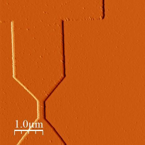 φάσης μιας δομής που περιέχει nanowire πάχους 100 nm.
