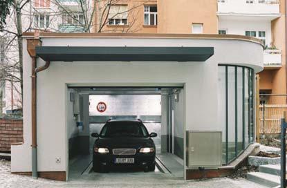 Un lift conectează zona de transfer cu nivelurile de parcare, acestea putând fi aranjate în varianta supraterană sau subterană.