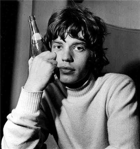 Mick Jagger Ο Michael Philip Jagger, όπως είναι ολόκληρο το όνομά του, γεννήθηκε στις 26 Ιουλίου του 1943, στο Ντάρτφορντ του Κεντ, στην Αγγλία. Γόνος οικογένειας της μεσοαστικής τάξης.