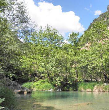 Το νερό διοχετεύεται στις δύο ηλεκτρογεννήτριες του ΥΗΣ μέσω σήραγγας μήκους περίπου 8.620 μ, διαμέτρου 3,9 μ και κλίσης 2. Η ισχύς κάθε ηλεκτρογεννήτριας είναι 35MW.