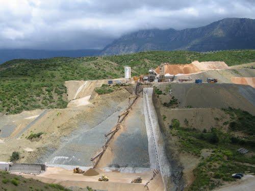 πλημμυρών. Το ύψος του φράγματος είναι περίπου 45 μ από το φυσικό έδαφος, το πλάτος της στέψης είναι 7 μ και το μήκος της 246 μ.