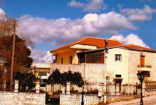 θαμμένη κάτω από την Άρτα και υπήρξε έδρα του Κράτους των Ηπειρωτών.