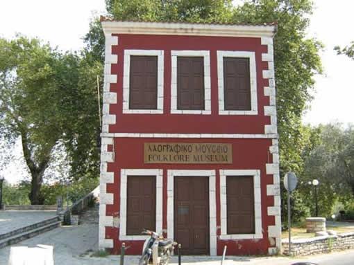οργανωθεί με βάση τις σύγχρονες αντιλήψεις της επιστήμης της μουσειολογίας, σύμφωνα με τις οποίες τα μουσεία είναι ζωντανοί χώροι παιδείας.