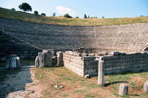 Το θέατρο Το θέατρο, από τα μεγαλύτερα αρχαία θέατρα της Ελλάδος, με χωρητικότητα 17.