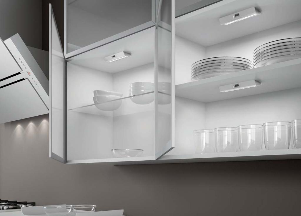 LED luč YORK YORK je LED luč za odlično osvetlitev notranjosti kuhinjskih omar, ki jo je zasnoval priznani italijanski oblikovalec Giuseppe Bavuso.