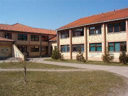I УВОД Уводне напомене Школа је почела са радом као истурено одељење основних школа ''Братство-јединство'' и ''Борисав Петров Браца'' 1987. године са 4 оделења.