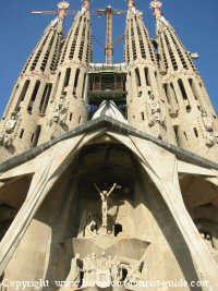 BARCELONA Sightseeing No.1 Sagrada Familia (Giant Basilica) 1 Μια γιγαντιαία Βασιλική σχεδιάστηκε από τον πλοίαρχο αρχιτέκτονα Antonio Gaudí.