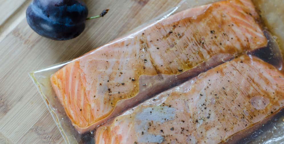 Na prípravu lososa v slivkovej omáčke s mangom budete pre štyri osoby potrebovať: 800 g čerstvého lososa 300 g čerstvých sliviek 1 mango listy mäty 1/4 lyžičky chilli štipku škorice 1 hrnček pšena,