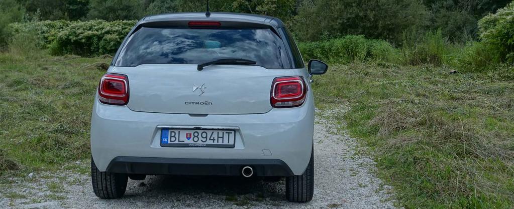 svet motorov pripojení USB káblom k vozidlu. Hudba aj pokyny navigácie Waze sa tak automaticky ozvali z reproduktorov. Tak to má byť. S androidmi autorádio nespolupracuje.