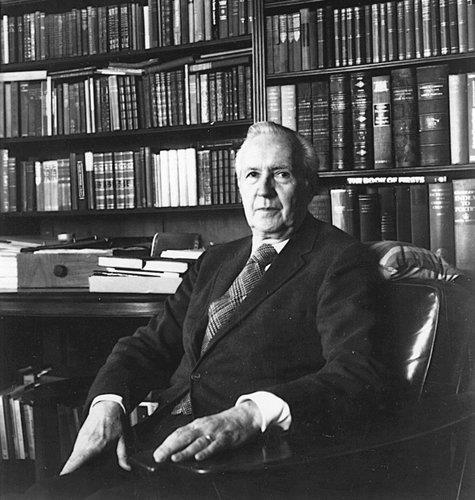 Jaques Barzun: 1908-2012, Καθηγητής της ιστορίας του νεώτερου Ευρωπαϊκού πνεύματος και πολιτισμού, Columbia University.