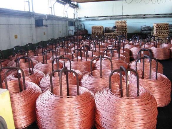 4.2 Bakar (Cu) Kao čist metal, ima široku primenu u elektrotehnici za izradu provodnika zbog izvanrednih fizičkih svojstava električne i toplotne provodljivosti.