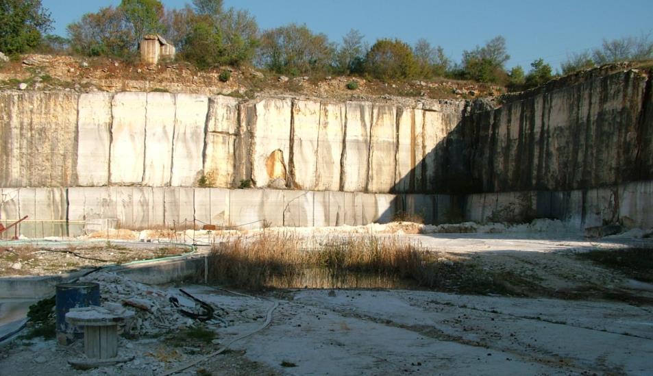 73 Upotrebljivost za proizvodnju: arhitektonsko-građevnog kamena najšire primjene u svim uvjetima: o oblaganje eksterijera i interijera o zidanje o restauratorski radovi nusprodukt: tehničko-građevni