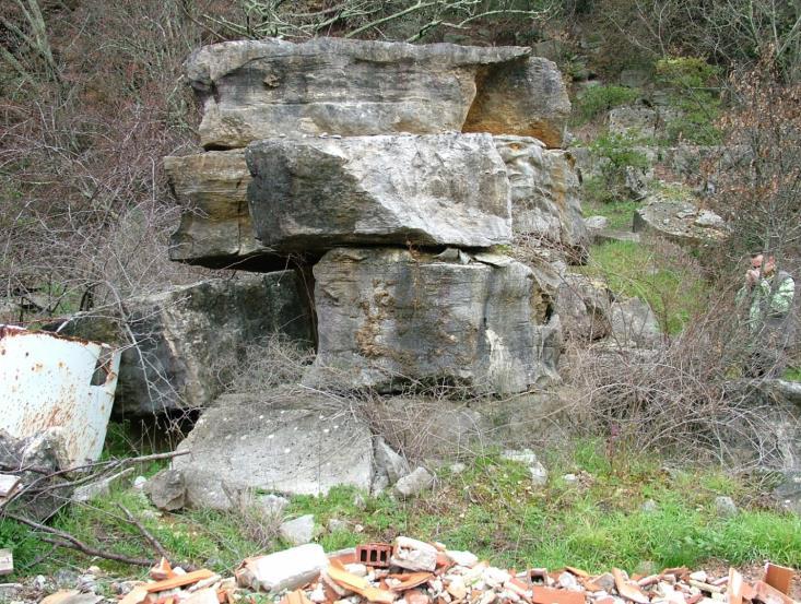 95 Kamenolom se nalazi nešto sjevernije od "Gradine I", a do njega se dolazi skretanjem s asfaltne ceste u desno, oko 500 m od Gradina prema Kloštru.