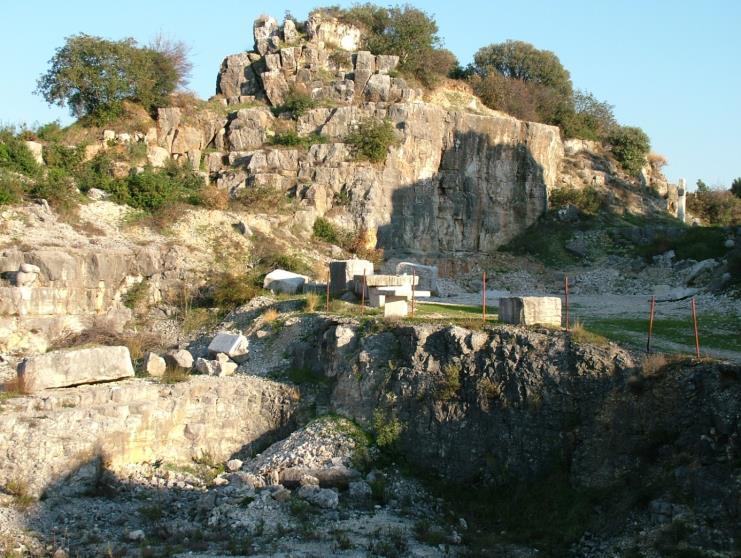 Panoramski pogled na dio kamenoloma Mondolaco s izraženim debelim slojevima vapnenaca Kirmenjaka. Foto: Matičec, D. i Fuček, L. (2012.