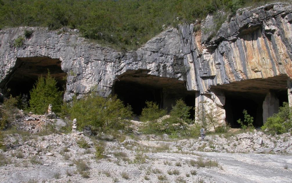 104 karte Republike Hrvatske 1:50 000 nije registrirana, ali to ne isključuje mogućnost pronalaženja sličnog materijala negdje drugdje unutar litostratigrafske jedinice Rušnjak. Slika 5.3.35.