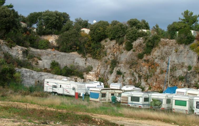 Otvoren je u naslagama litostratigrafske formacije Gustinja. Stijena je obilježena izmjenom madstona, peloidnih pekstona i grejnstona s favreinama.
