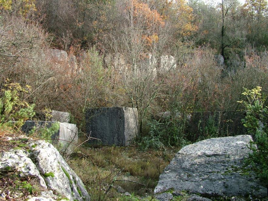 106 Na cesti koja vodi od Sv. Lovreča istočno prema Tinjanu nalazi se mjesto Voštani. Nakon 50 m od skretanja za mjesto, s lijeve strane vodi put u kamenolom koji se nalazi u prvoj vrtači.