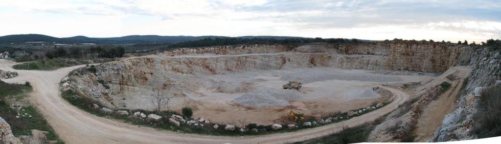 138 Ležište tehničko-građevnog kamena Monte Pozzo blizu Rovinja izgrađeno je od karbonatnih naslaga gornje jure. Karbonatne stijene su većim dijelom vapnenci, a manje ima dolomita.