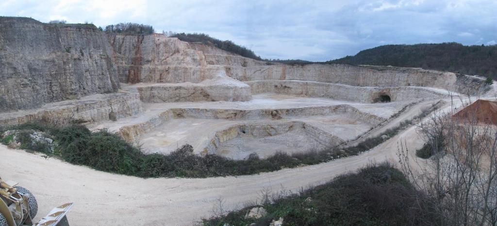 141 čišći. Na otkopnim čelima kamenoloma ponegdje se javljaju pukotine, prazne ili zapunjene kalcitom, glinom i kamenom drobinom. Eksploatacijsko polje je u posjedu firme HOLCIM mineralni agregati d.