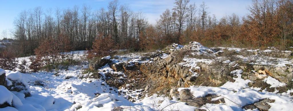 146 Ležište Sablica nalazi se oko 2,8 km sjeverno od Žminja i oko 300 metara zračne linije od županijske ceste Pazin - Pula.
