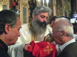 Γερόντων. Γιὰ τὴν πραγµατοποίηση καὶ ἐπιτυχία του ὅµως χρειάζονται ἀπαραιτήτως ὅλοι ἐκεῖνοι, συνήθως κυρίες, οἱ ὁποῖες θὰ περάσουν πόρτα-πόρτα ἀπὸ ὅλη τὴν Ἐνορία µας καὶ θὰ διαθέσουν τὰ κουπόνια.