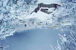 φοράει τα λευκά του The centre of the village dressed in white Οι πλατείες με τα μαγαζιά