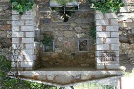 Fountains of Sgouros Το παιδάκι χαίρεται το θαύµα του νερού στο