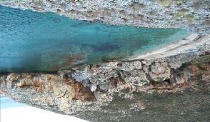 επιλογής του στην άµµο ή στις ιδιόµορφες πλάκες των ερηµικών παραλιών, ακούγοντας την µουσική της θάλασσας να κάνει