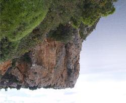 Γράβες: Ερηµική και σπάνια οµορφιά Graves: Deserted and of rare beauty Το γραφικό Λιµιωνάρι.