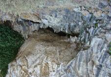 Το Σπήλαιο του Μπόνου ή Μπονίτσα (αριθ. 6 στον χάρτη της Οκτωνιάς), που βρίσκεται σε απόσταση 200 µέτρων από το προηγούµενο σπήλαιο και έχει διαστάσεις: µήκος 5 µέτρα και βάθος 10 µέτρα.