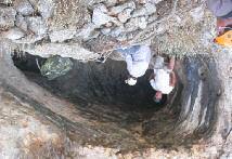 6 on the map of Oktonia), is located 200 meters from the previous cave and its dimensions are: its length is 5 metres and its depth is 10 metres.