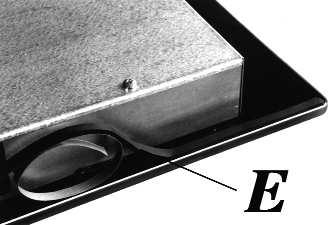 4) FIJACIÓN DE LA PLACA DE OCCIÓN La placa está dotada de una junta especial que impide cualquier tipo de infiltración de líquidos en el mueble.