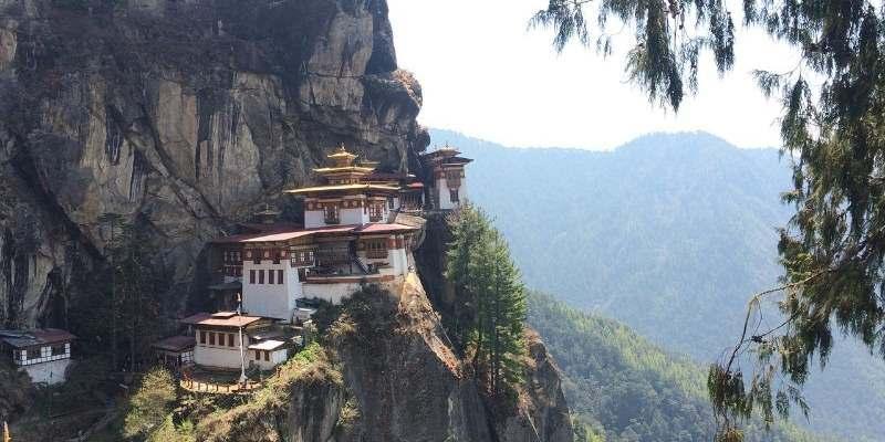 Στη λιλιπούτεια µοναστική πολιτεία του Μπουτάν, το «Βασίλειο του ράκου», θα ανακαλύψουµε έναν άγνωστο κόσµο µε εντελώς διαφορετικά ήθη κι έθιµα, ενώ στην άλλη άκρη της Στέγης του Κόσµου, στο