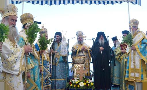 Κατόπιν, σχηματίσθηκε μεγαλειώδης λιτανευτικὴ πομπή, στὴν ὁποία συμμετεῖχαν ἑκατοντάδες νέοι καὶ νέες, ἐνδεδυμένοι μὲ παραδοσιακὲς φορεσιές, ἱερόπαιδες, νέοι μὲ λάβαρα, σημαῖες καὶ ἑξαπτέρυγα, ἡ Ἱερὰ