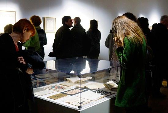 041 Daniel Oprea Alături de marele artist distins cu Ordinul Meritul Cultural, pe scenă au urcat regizoarea spectacolului împreună cu o serie de actori din generaţia tânără, pentru cele trei