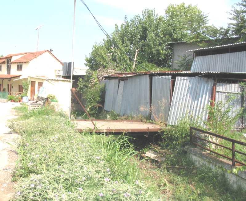 και σε ορισµένες θέσεις η κοίτη δεν είναι σαφής ή έχει µπαζωθεί ή ακόµη