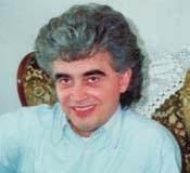 12 το γλυκό αντρίκιο του πρόσωπο, το ωραίο του χαμόγελο και την καλωσυνάτη, ζεστή, φωνή του. Ήμασταν απλώς γνωστοί; Πράγμα αδύνατον.