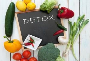 3) Δίαιτα Αποτοξίνωσης Τροφές πλούσιες σε βιταμίνη C Τα φρούτα και τα λαχανικά είναι πούσια σε βιταμίνη C, η οποία έχει αντιοξειδωτική δράση και μειώνει τις βλάβες που προκαλούνται απο την τοξικότητα