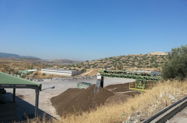 Σα απφβιεηα ηξνθψλ θαη θήπσλ ζπιιέγνληαη ζε θνηλφ θάδν θαη κεηαθέξνληαη ζην ΔΜΑΚ Άλσ Ληνζίσλ, φπνπ επεμεξγάδνληαη μερσξηζηά απφ ηα ζχκκεηθηα απφβιεηα ζε εηδηθφ θαλάιη θνκπνζηνπνίεζεο γηα ηελ