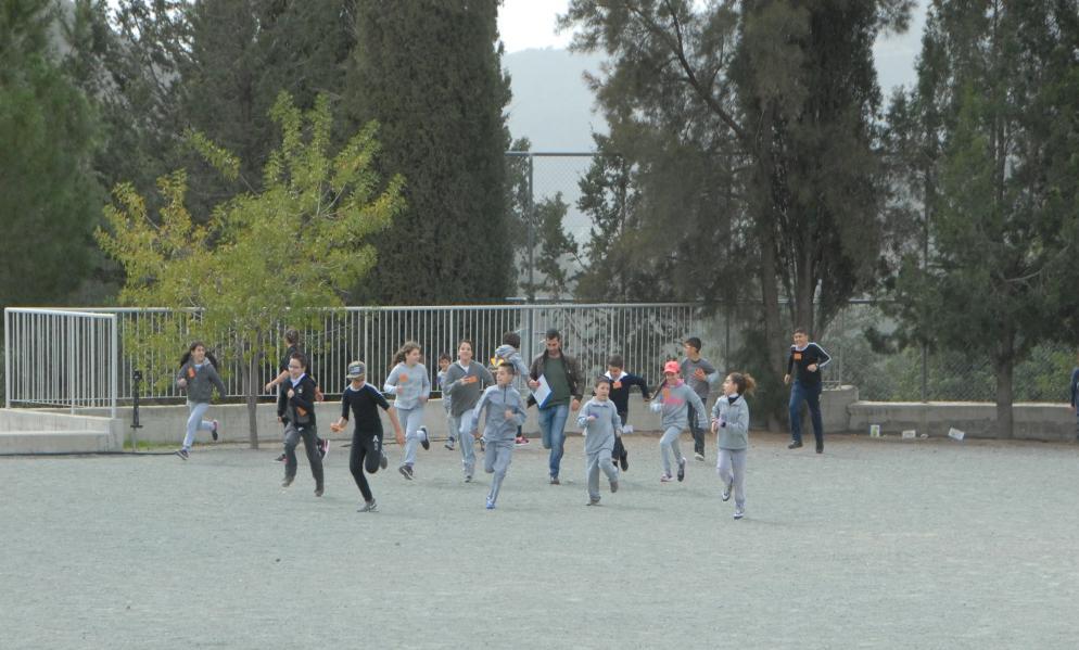 περίμενε ένα παιχνίδι κρυμμένου θησαυρού έξω στη φύση.