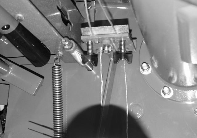 Pos: 48.56.23 /BA/Bedienung /Rundballenpresse/Netz-Garnbindung/Garn führen_bild_fortima F @ 334\mod_429536956984_85.docx @ 25557 @ @ Pos: 48.56.25 /BA/Bedienung /Rundballenpresse/Netz-Garnbindung/Garn führen2_bild_fortima F @ 334\mod_42926820848_85.