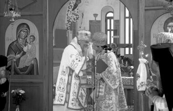 Συλλειτουργικὸς Ασπασμὸς Ελλήνων καὶ Ρώσων Αντι-οικουμενιστῶν δησσοῦ καὶ Ταυρίδος κύριε Αγαθάγγελε, διότι στὸ φωτεινὸ πρόσωπό Σας βλέπομε ἐν ἀγαλλιάσει τὴν Κληρονομίαν τοῦ Αγίου Τύχωνος, Πατριάρχου