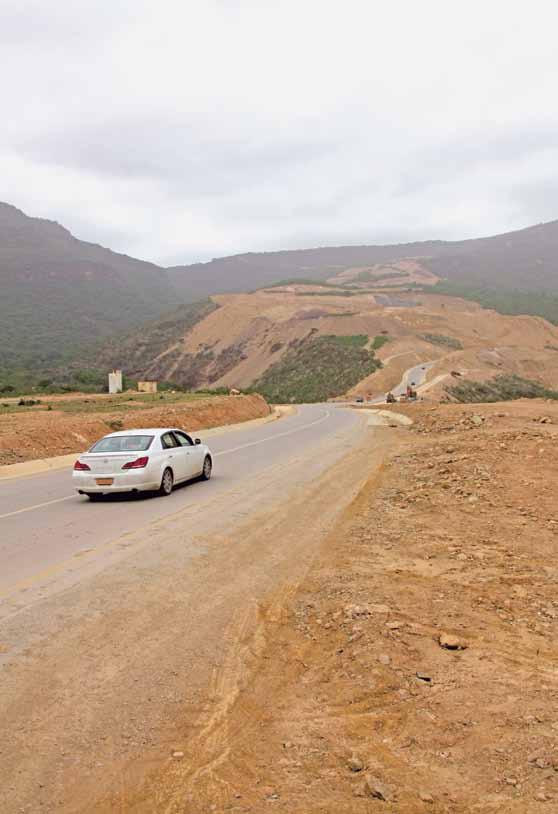 عجائب جديرة بالمشاهدة إذا ذهبت لزيارة محافظة ظفار هذا الشهر فهناك ثالثة مواقع تتمتع بطقس استثنائي بارد يتوجب زيارتها أطالنتس الرمال معلم آخر من معالم الجذب الرئيسي على طريق اللبان يتمثل