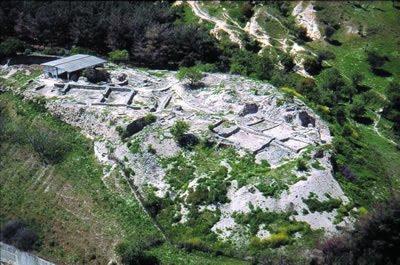 Α) ΑΡΧΑΙΟΛΟΓΙΚΟ ΥΠΟΒΑΘΡΟ ΘΕΣΗΣ Ο προϊστορικός οικισμός του Σέσκλου βρίσκεται κοντά στο ομώνυμο χωριό στη Μαγνησία της Θεσσαλίας, χτισμένος πάνω στο λόφο Καστράκι.