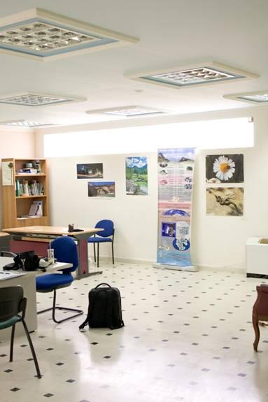 Όσον αφορά στο εκθεσιακό υλικό είναι υποτυπώδες και αφορά αποκλειστικά και μόνο σε αφισέτες κολλημένες στους περιμετρικούς