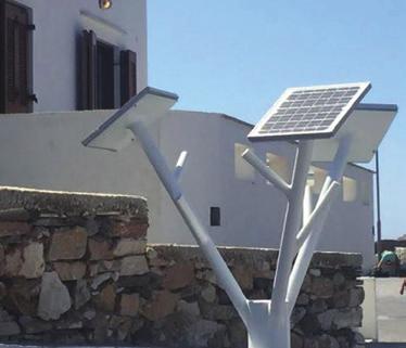 Η πρωτότυπη αυτή κατασκευή, χρησιμοποιεί μία καθαρή, ανανεώσιμη πηγή ενέργειας και σέβεται απόλυτα το περιβάλλον, παρέχοντας τη δυνατότητα ταυτόχρονης φόρτισης 5-6 συσκευών.