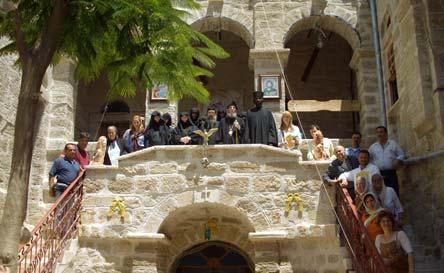ἔδωσε ἐντολὴ νὰ θέσουν σὲ μία καινὴ στάμνα. Υπάρχει σήμερα ἡ πηγή, γνωστὴ ὡς Υδατα τοῦ Ελισσαίου, δύο χιλιόμετρα βορείως τῆς πόλεως. Στὶς 12.