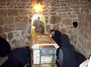 ἐδώρισε ἀνεκτίμητα ἁγιάσματα, λίθους κ.ἄ. ἀπὸ τὴν πλούσια συλλογή του!... Στὶς 18.30 ἐπιστρέψαμε στοὺς «Επτὰ Λόφους» γιὰ ἀνάπαυσι. Στὶς 2.