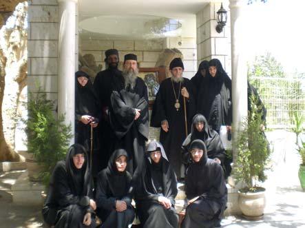 Μέσα στὸ ὡραῖο Καθολικὸ τῆς Μονῆς, μέρος τοῦ ὁποίου εἶναι σπηλαιῶδες, δεξιὰ ἄνω εὑρίσκεται τὸ Παρεκκλήσιο τοῦ Πειρασμοῦ, ἐντὸς τοῦ ὁποίου περικλείεται ὁ βράχος, ἐφ οὗ ἐκάθητο ὁ Κύριος πειραζόμενος.