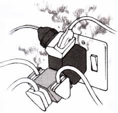 2- عند زيادة عدد األجهزة على مصدر التيار الكهربائي. الحدث : يحدث حريق في الدائرة الكهربائية.